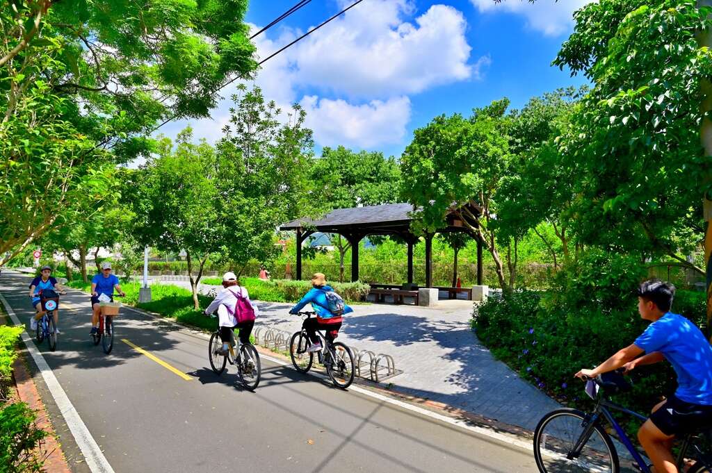 Pavilion and Dongfeng Green Corridor. (Photo / Retrieved from Taichung City Government Tourism Bureau)